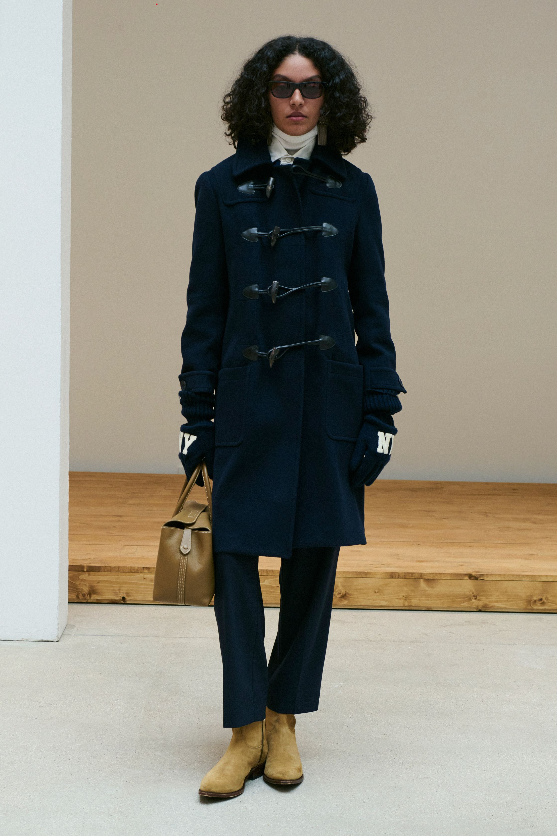 Polo Ralph Lauren在2026秋冬系列中继续演绎经典美式风格，通过西部元素、学院风与复古剪裁构建标志性的品牌衣橱。牛仔外套、格纹大衣与皮革夹克营造出浓厚的美国西部氛围，而宽松西装与羊毛外套则带来都市优雅。帽子、皮带与流苏细节强化复古气质，使整个系列呈现出典型的Ralph Lauren式美式浪漫-顽石频道趋势研究
